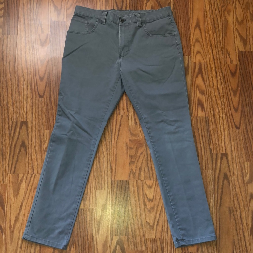 Grey Van Heusen chino
Slim fit 32x32